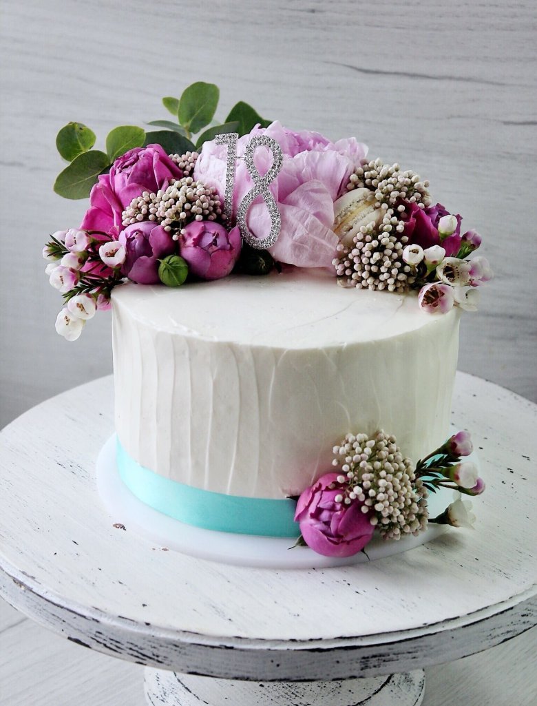 Украшение торта живыми цветами