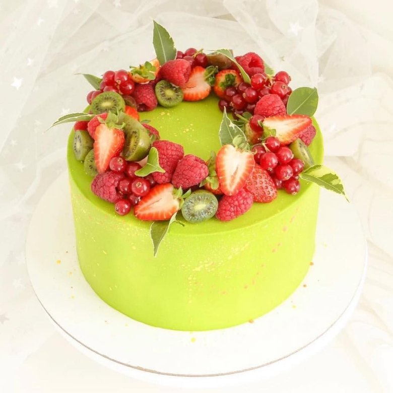 Зелёный торт с ягодами