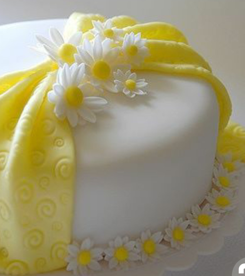 Желтый торт с ромашками