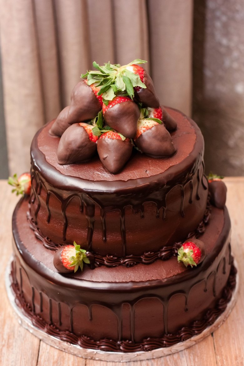 Двухярусный шоколадный торт