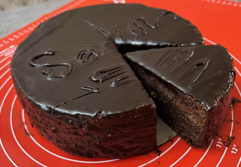 Торт из шоколадного бисквита