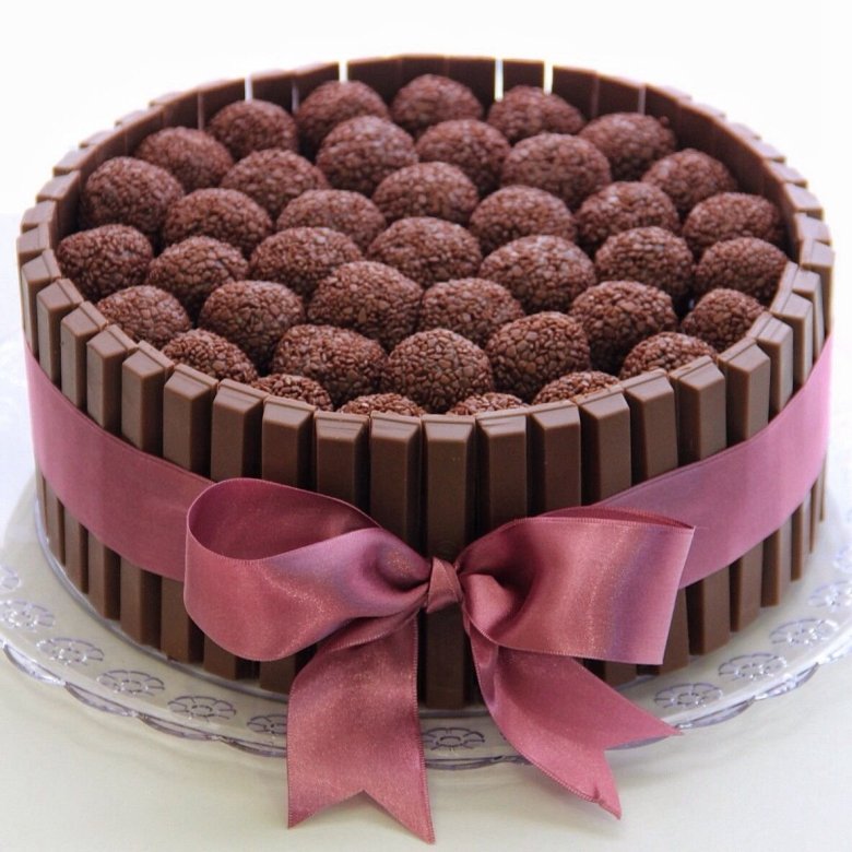 Украшение торта киткатом и шоколадкой