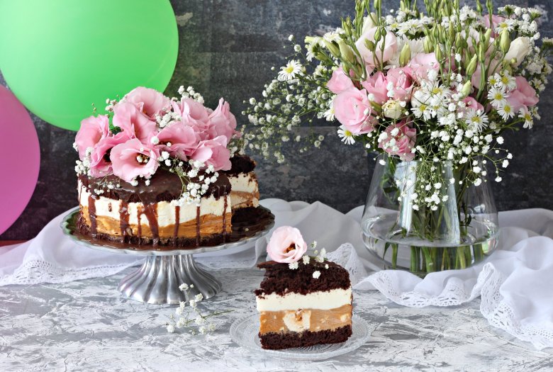 Красивый торт и цветы