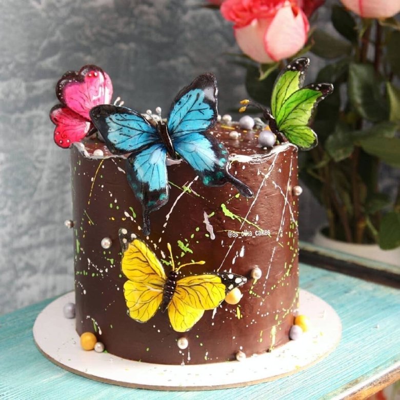 Украшение торта бабочками вафельными и шоколадной глазурью