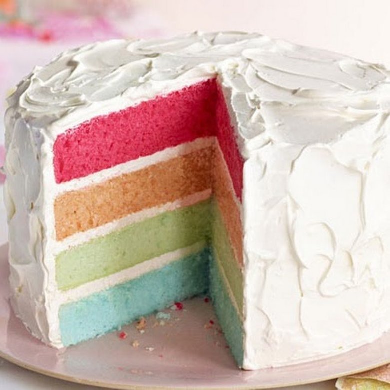 Белый торт с цветными
