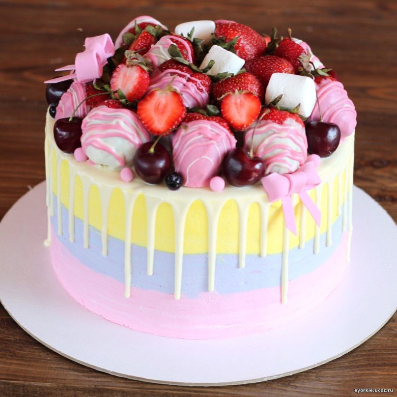 Торт для девочки с ягодами и сладостями