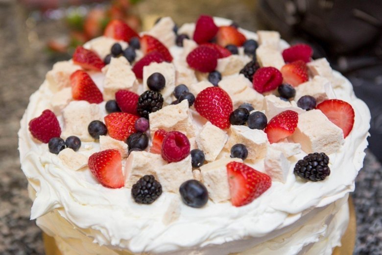 Торт с меренгой и ягодами