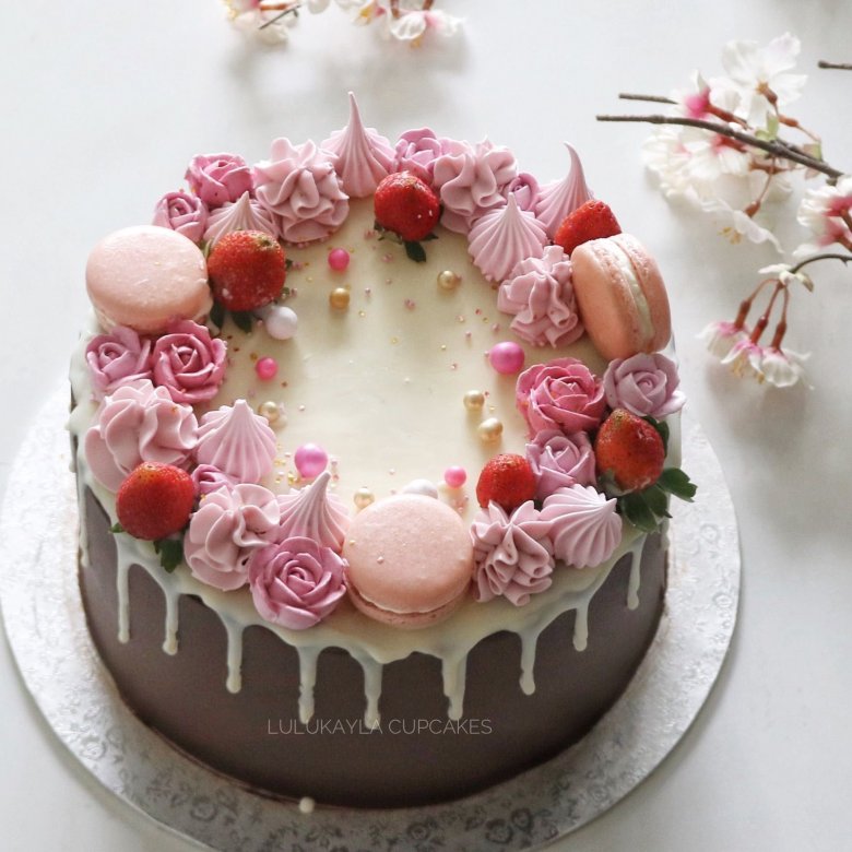 Украшение торта безе и ягодами