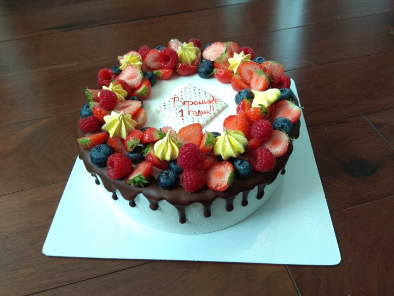 Украшение торта безе и ягодами