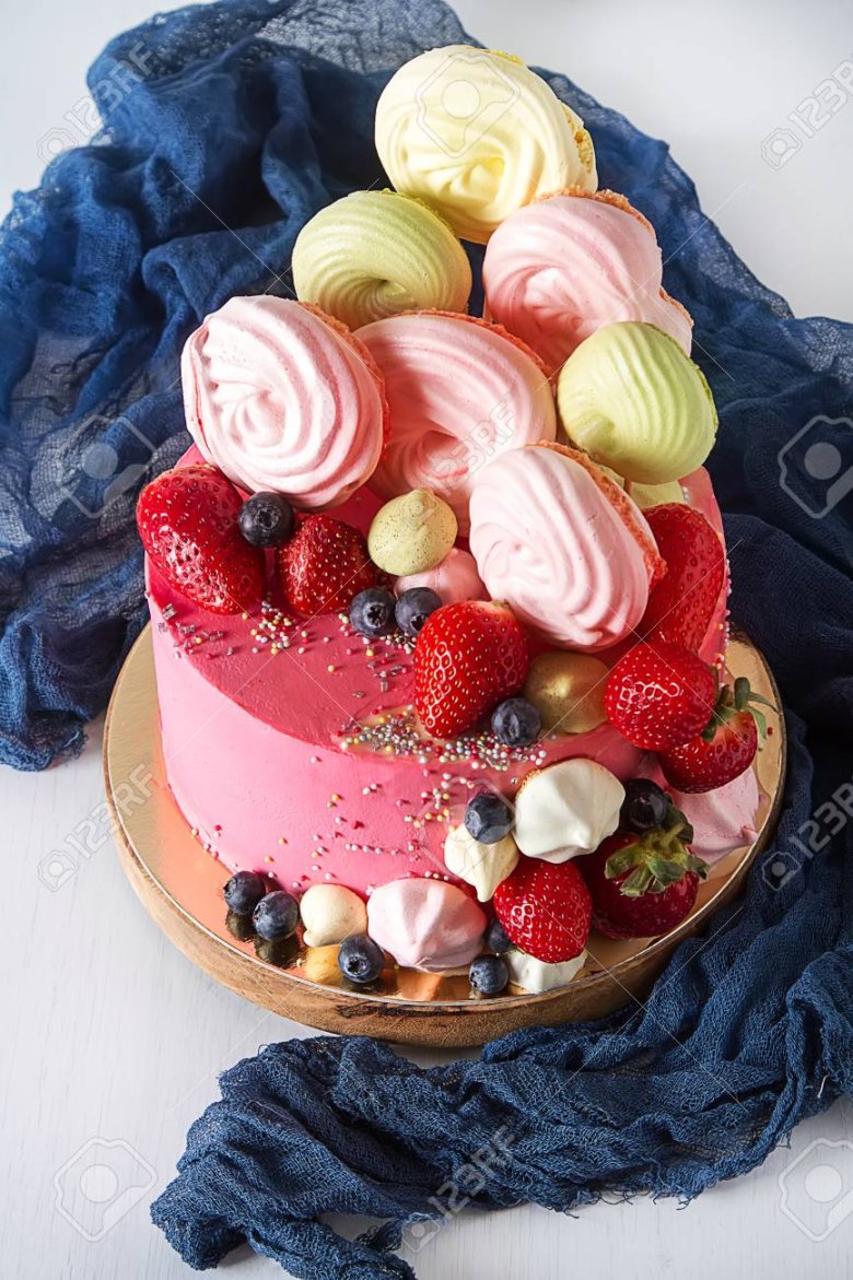 Торт украшенный меренгой и ягодами