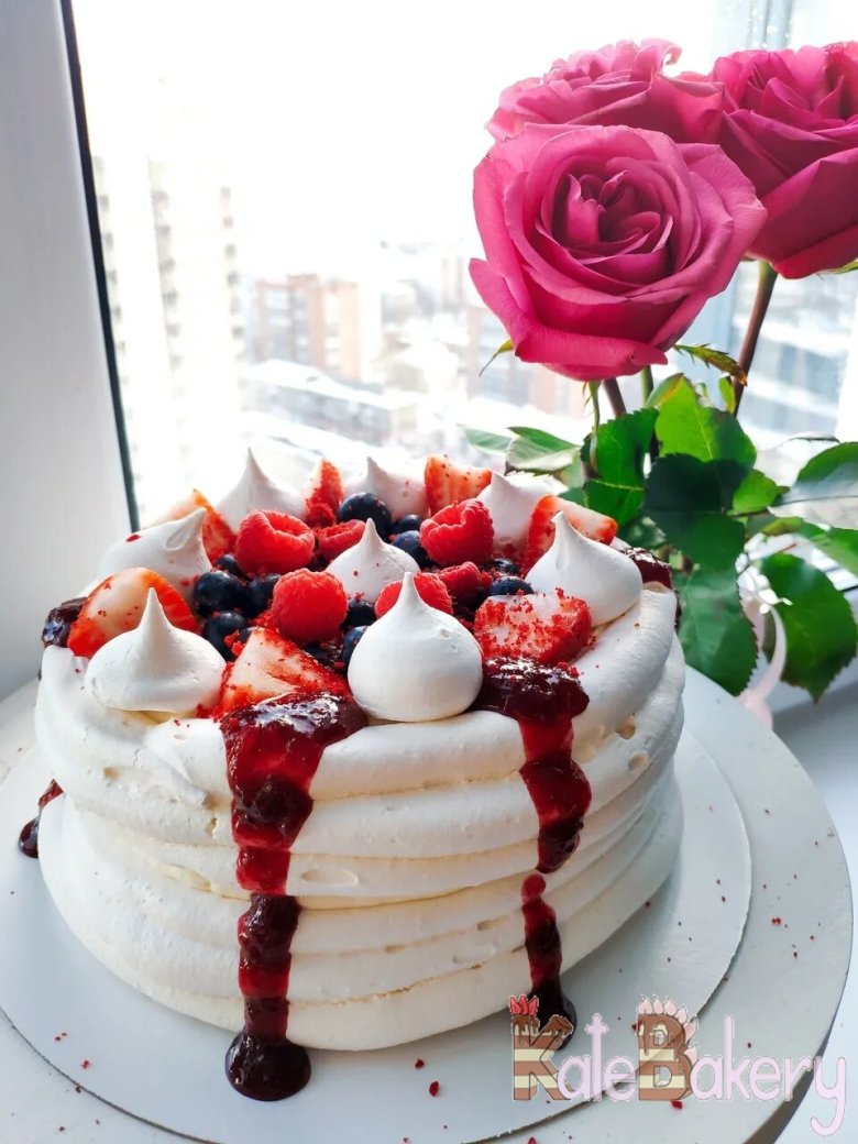 Украшение торта меренгой и ягодами