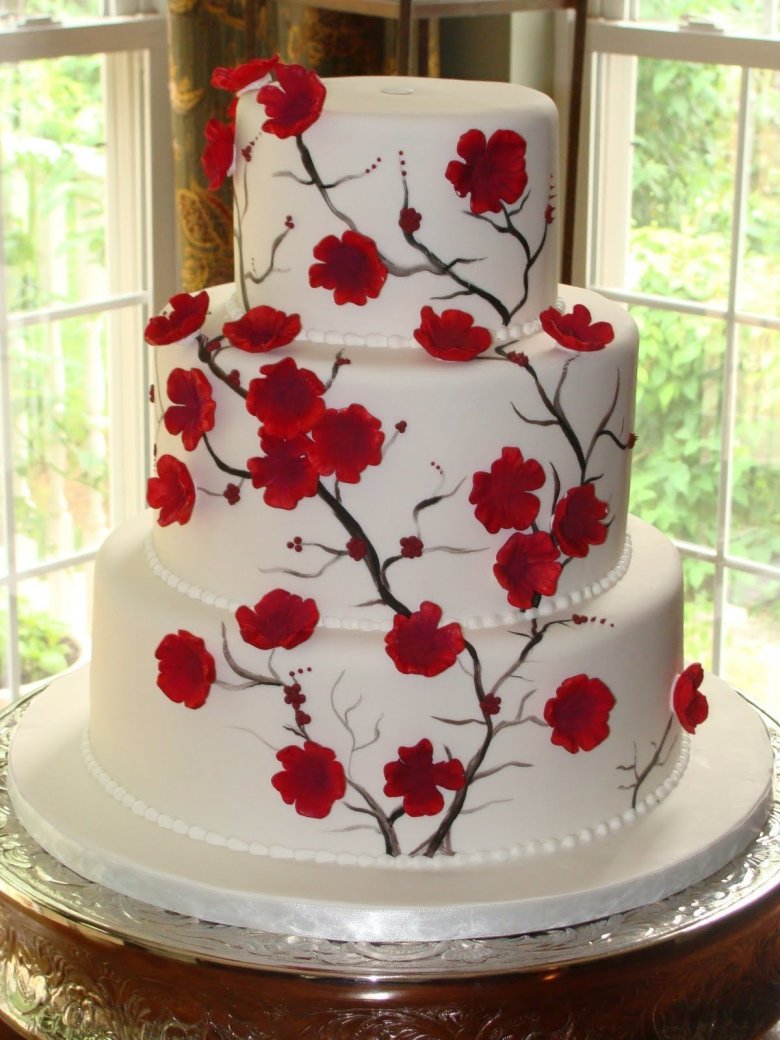 Свадебный торт с красными цветами