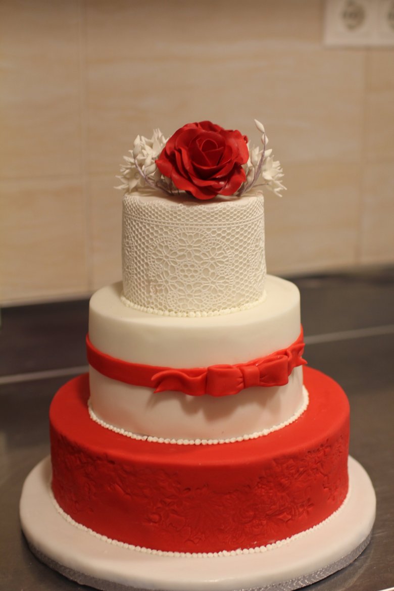 Свадебный торт красно белый