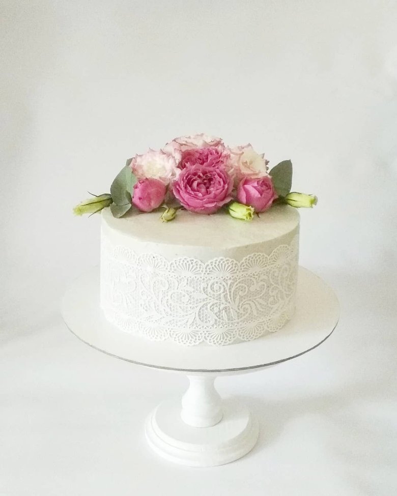 Торт на свадьбу с живыми цветами одноярусный