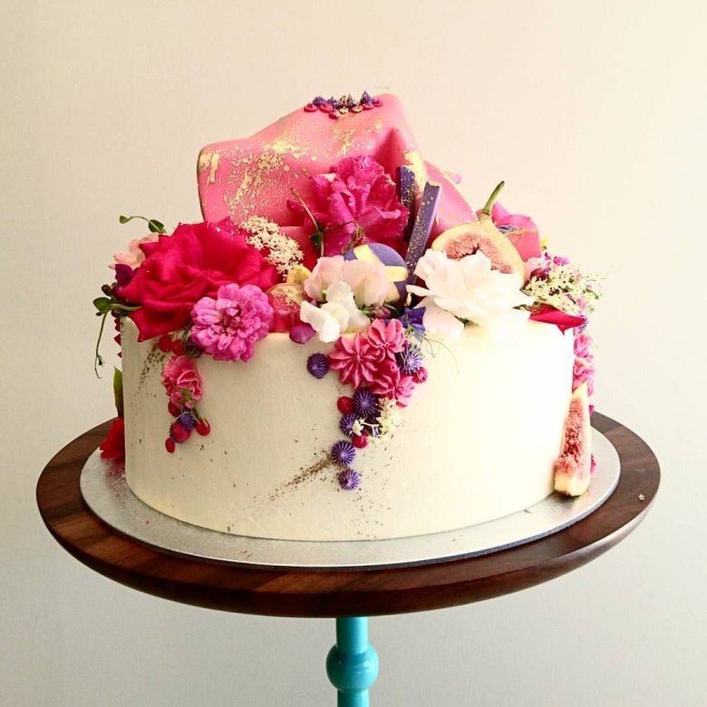 Торт со съедобными цветами