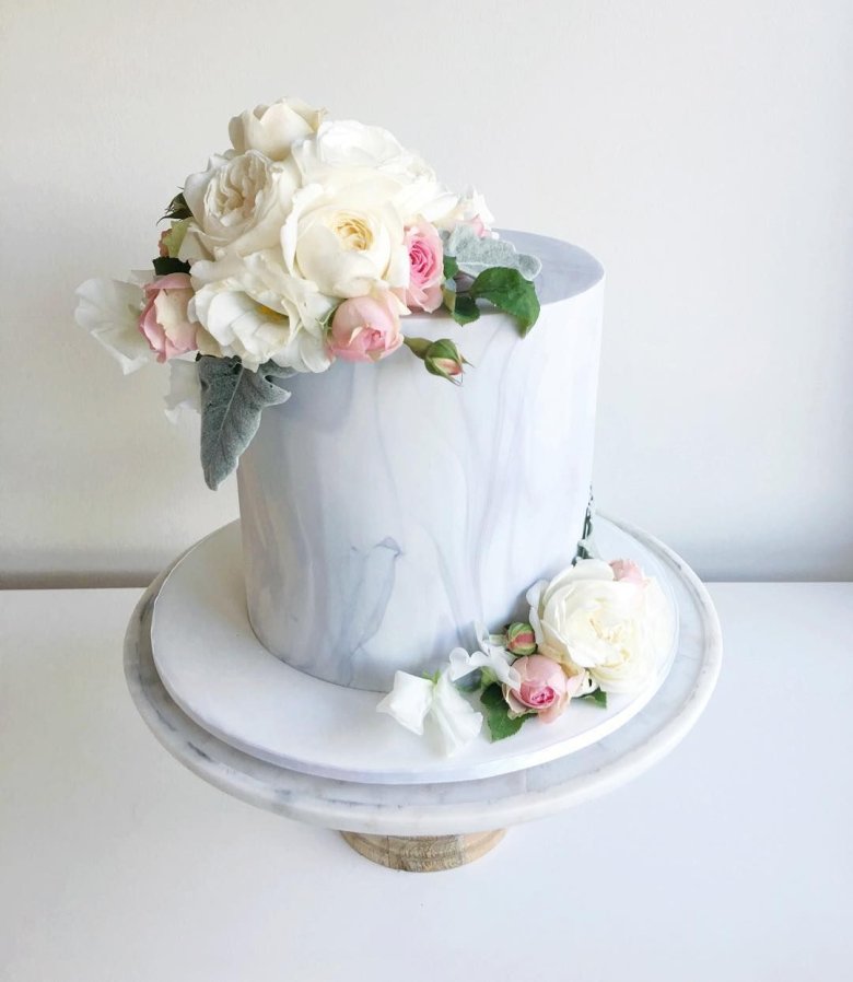 Свадебный торт с живыми цветами одноярусный