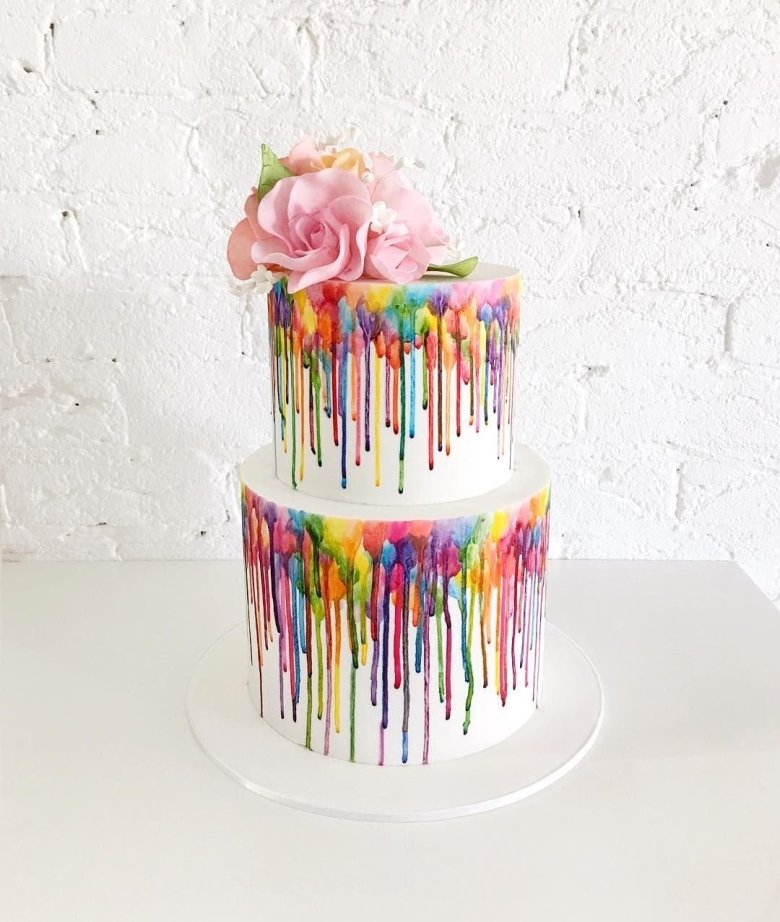 Торт с цветными подтеками