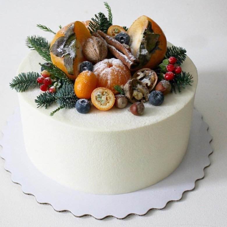 Украшение торта фруктами на новый год