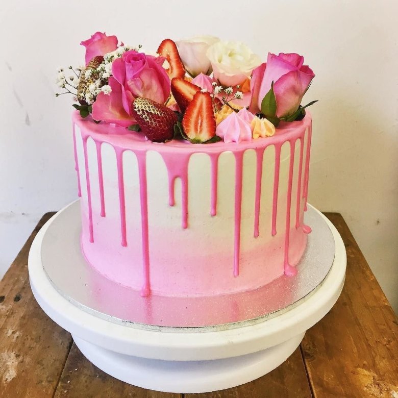 Розовый торт с белыми подтеками