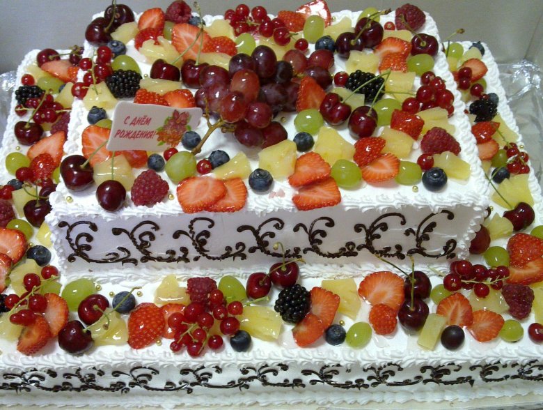 Торт прямоугольный фруктовый