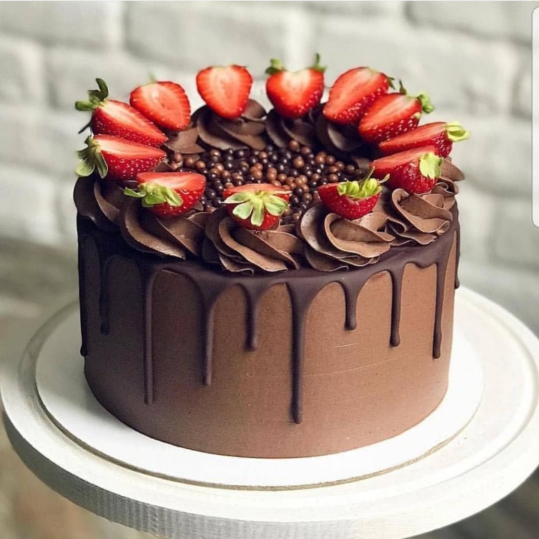 Шоколадный торт украшенный ягодами