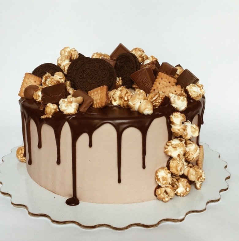 Торт с шоколадными подтеками и конфетами