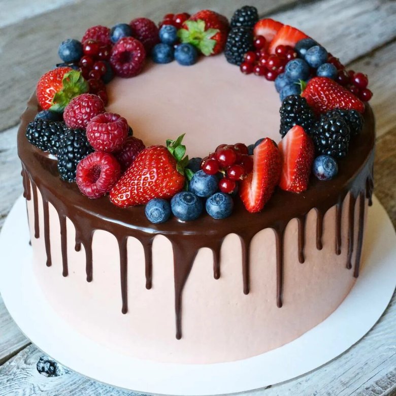Торт с подтеками и ягодами