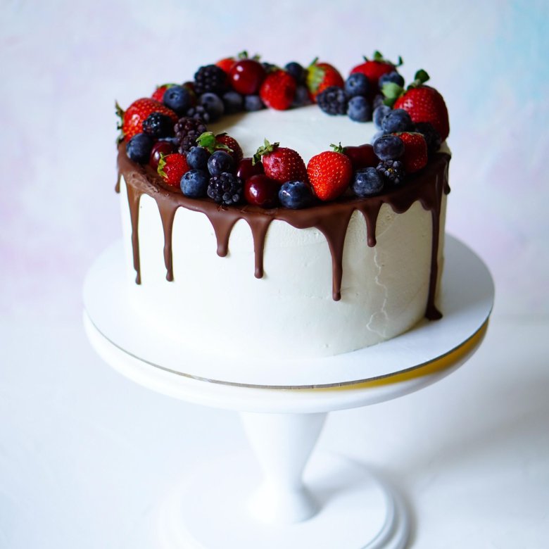Украшение торта ягодами и шоколадом