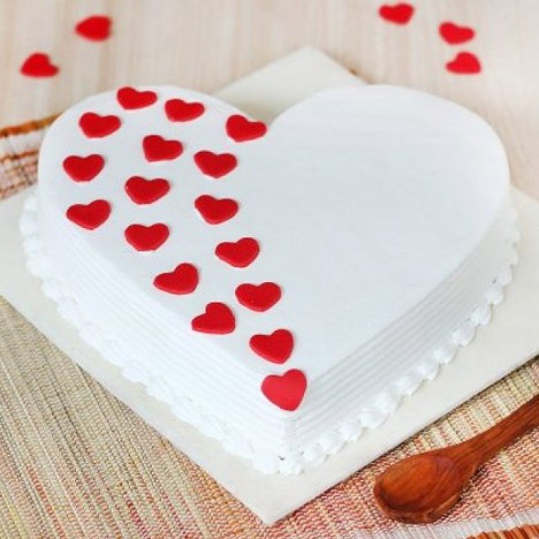 Белый тортик с сердечками
