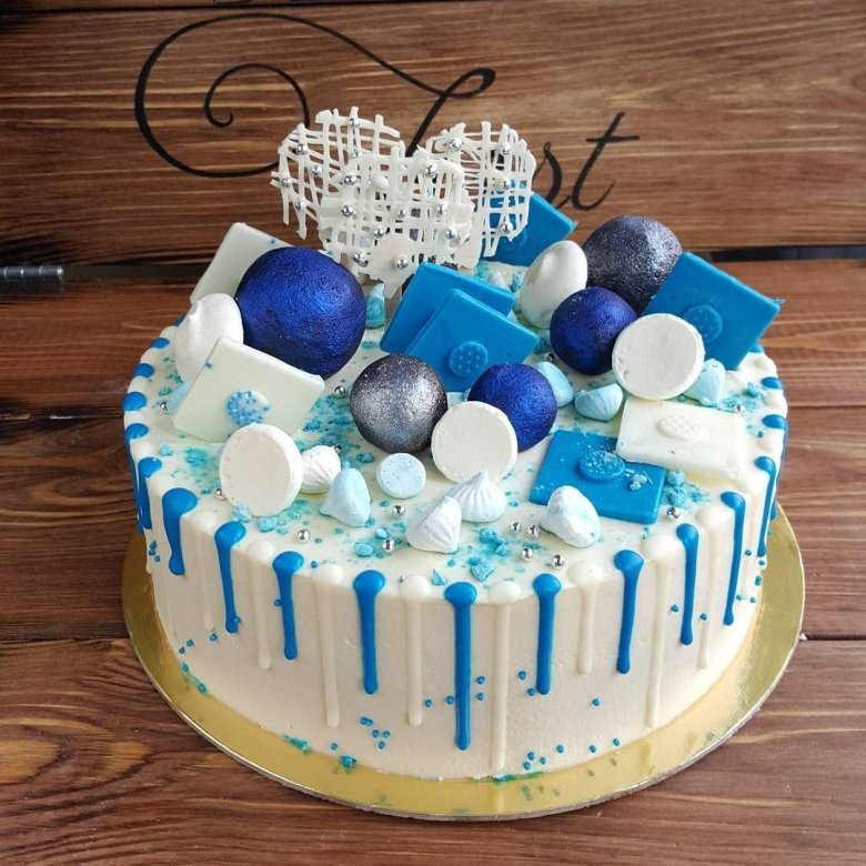 Голубой торт со сладостями