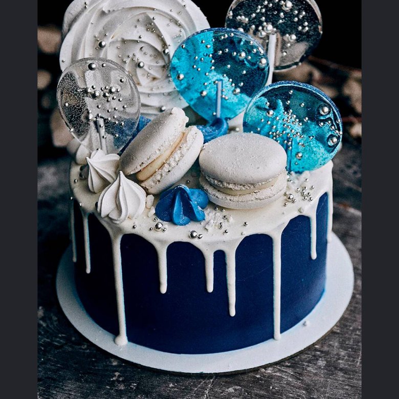Белый торт с синими подтеками