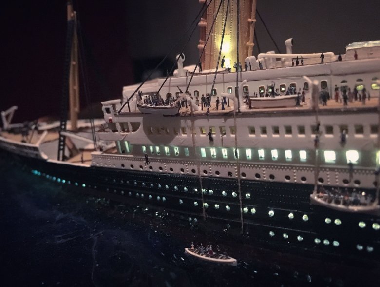 Sinking ship Titanic модель