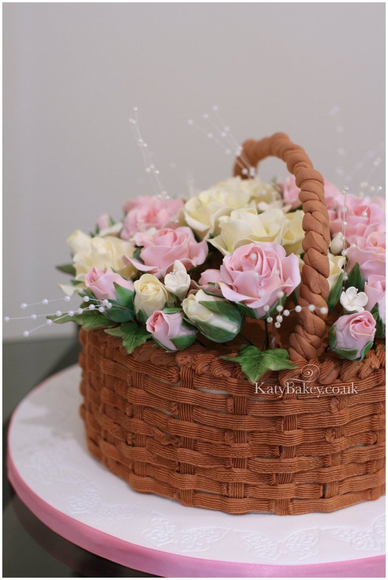 Торт в виде корзинки с цветами