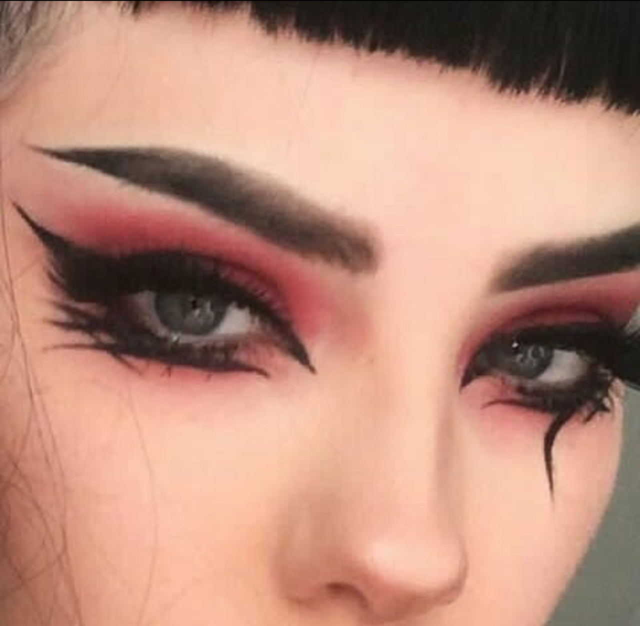 Goth Грандж 2020 макияж. Макияж с необычными стрелками. Необычный макияж глаз. Необычные стрелки на глазах.