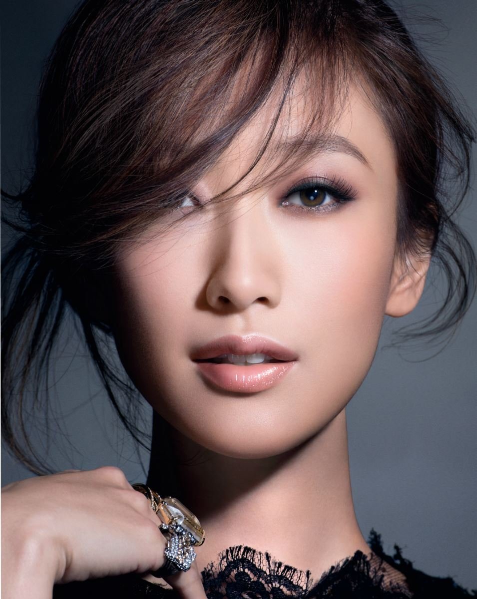 Лицо красивой азиатки. Макияж для азиатских глаз. Макияж в азиатском стиле.