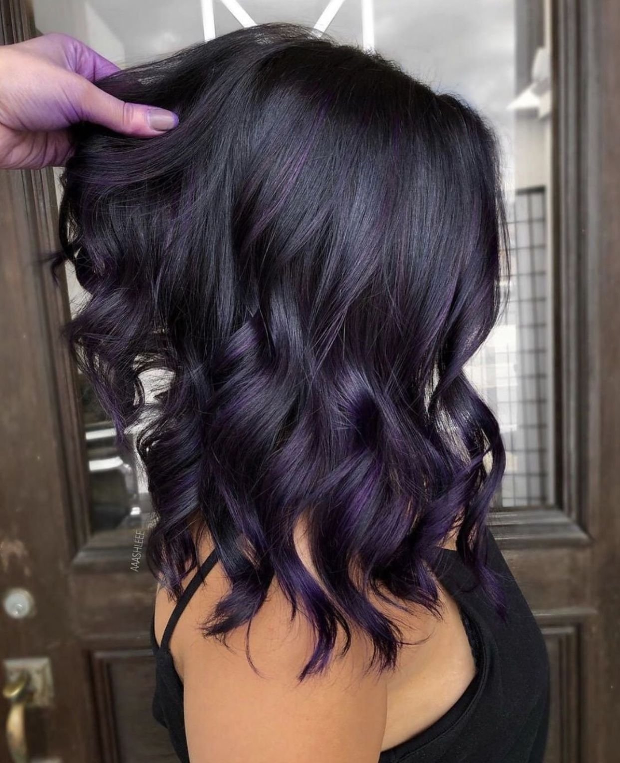 Черные волосы с отливом. Черный с фиолетовым отливом. Темные волосы с фиолетовым отливом. Фиолетовый оттенок на темных волосах. Черные волосы с фиолетовым отливом.