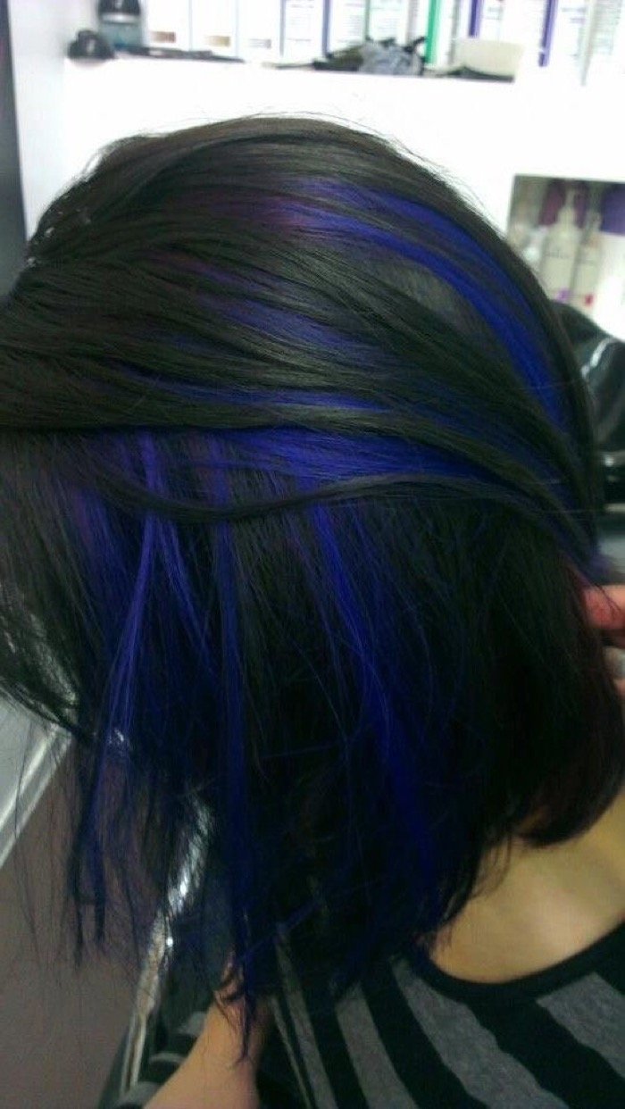 Что означают черные волосы. Фиолетовое мелирование на темные волосы. Мелирование синими прядями. Синие пряди на темных волосах. Мелирование на черные волосы.