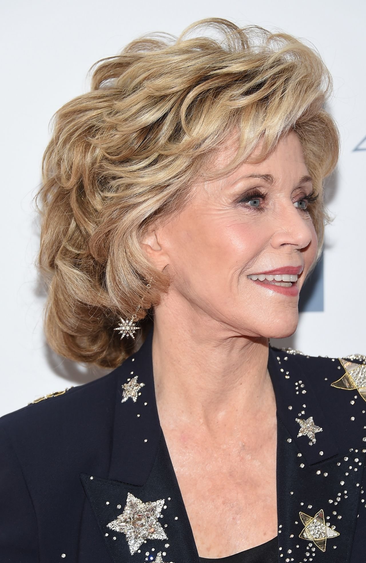 Прическа для женщины 60 лет на средние. Jane Fonda стрижка. Джейн фонда стрижка. Jane Fonda 2017. Стрижки Джейн фонда короткие волосы.