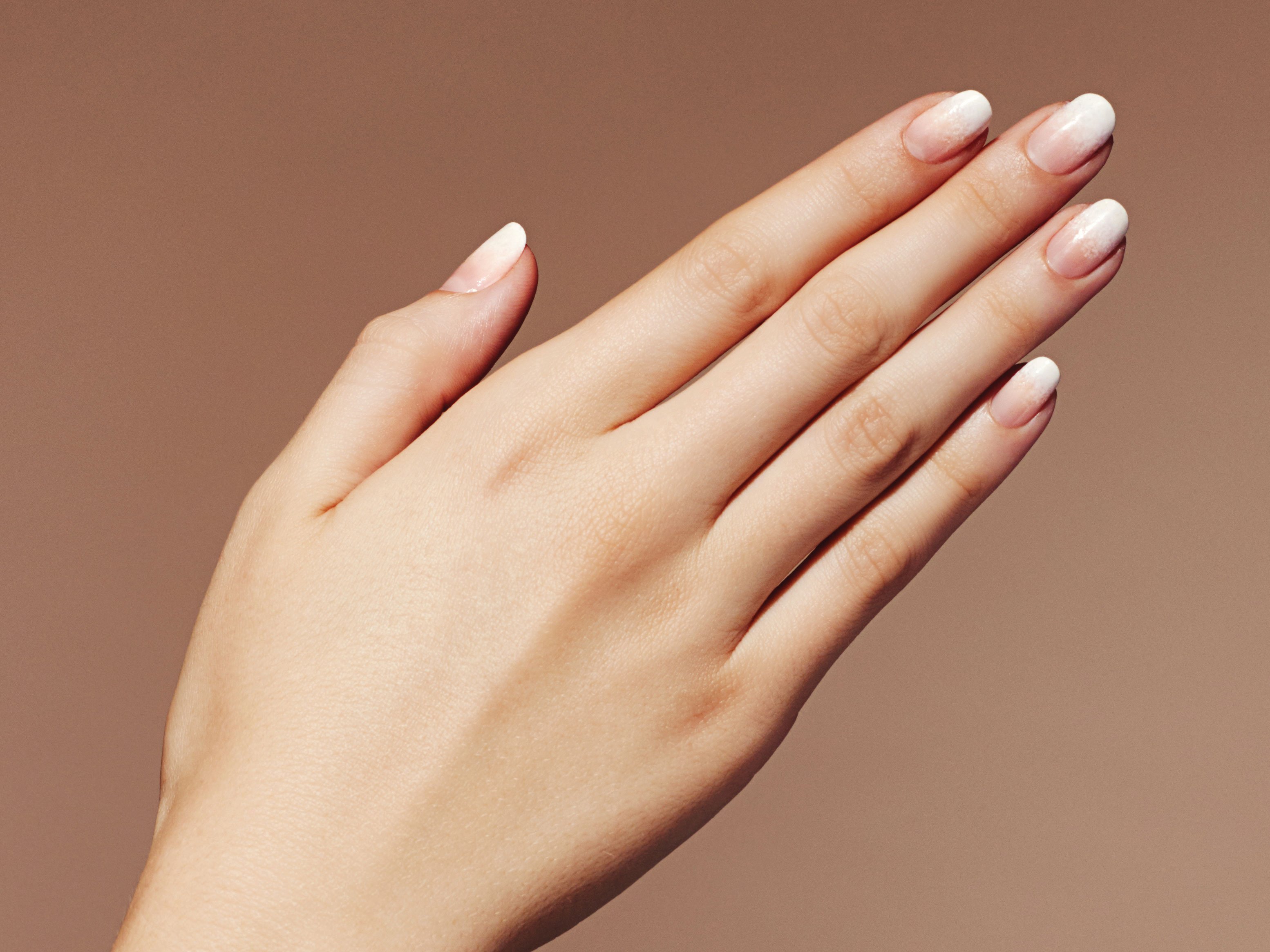 Красивая форма ногтей фото. Женская рука. Красивые пальцы. Женские ногти. Красивые ухоженные ногти.