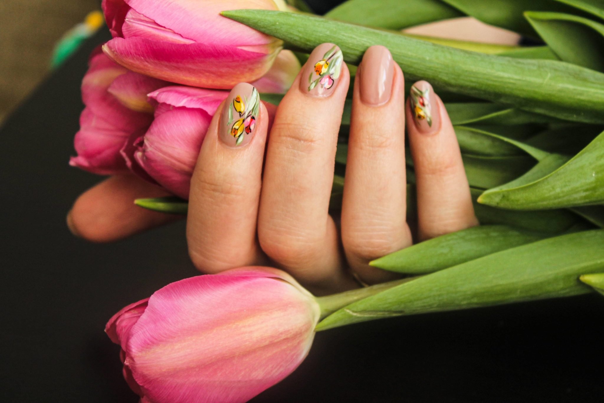Тюльпаны на ногтях фото. Идеи весеннего маникюра. Весенний маникюр с цветами. Весенние ноготки.