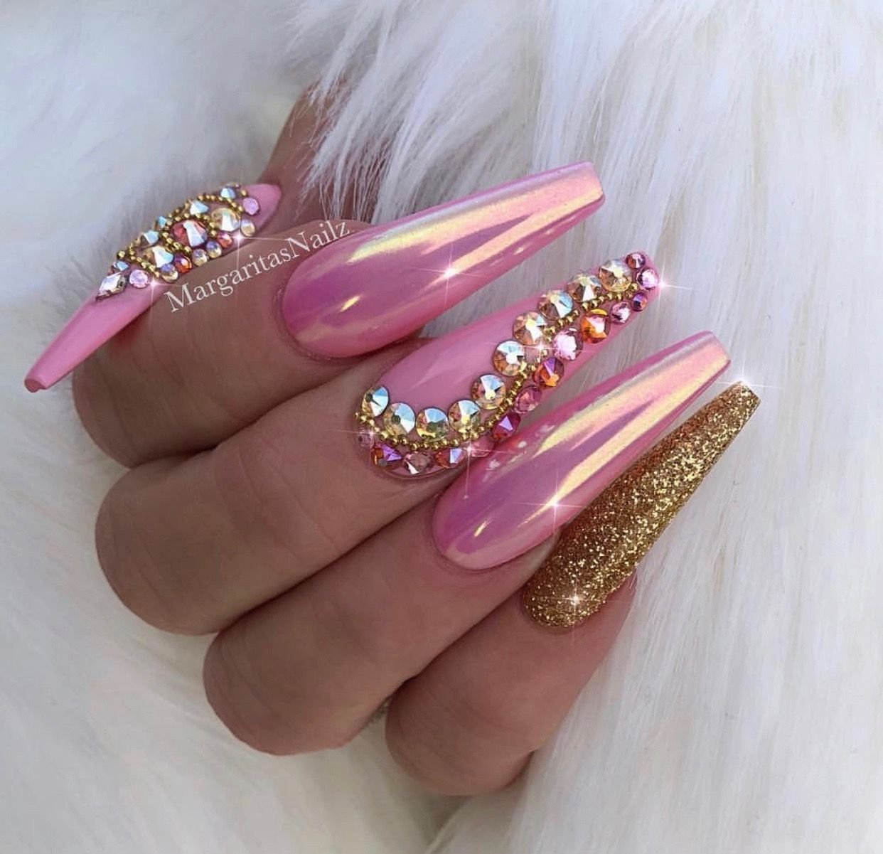 Ногти розовые золотые. Длинные ногти со стразами. Длинные розовые ногти. Маникюр розовый с золотом. Розовый маникюр на длинные ногти.