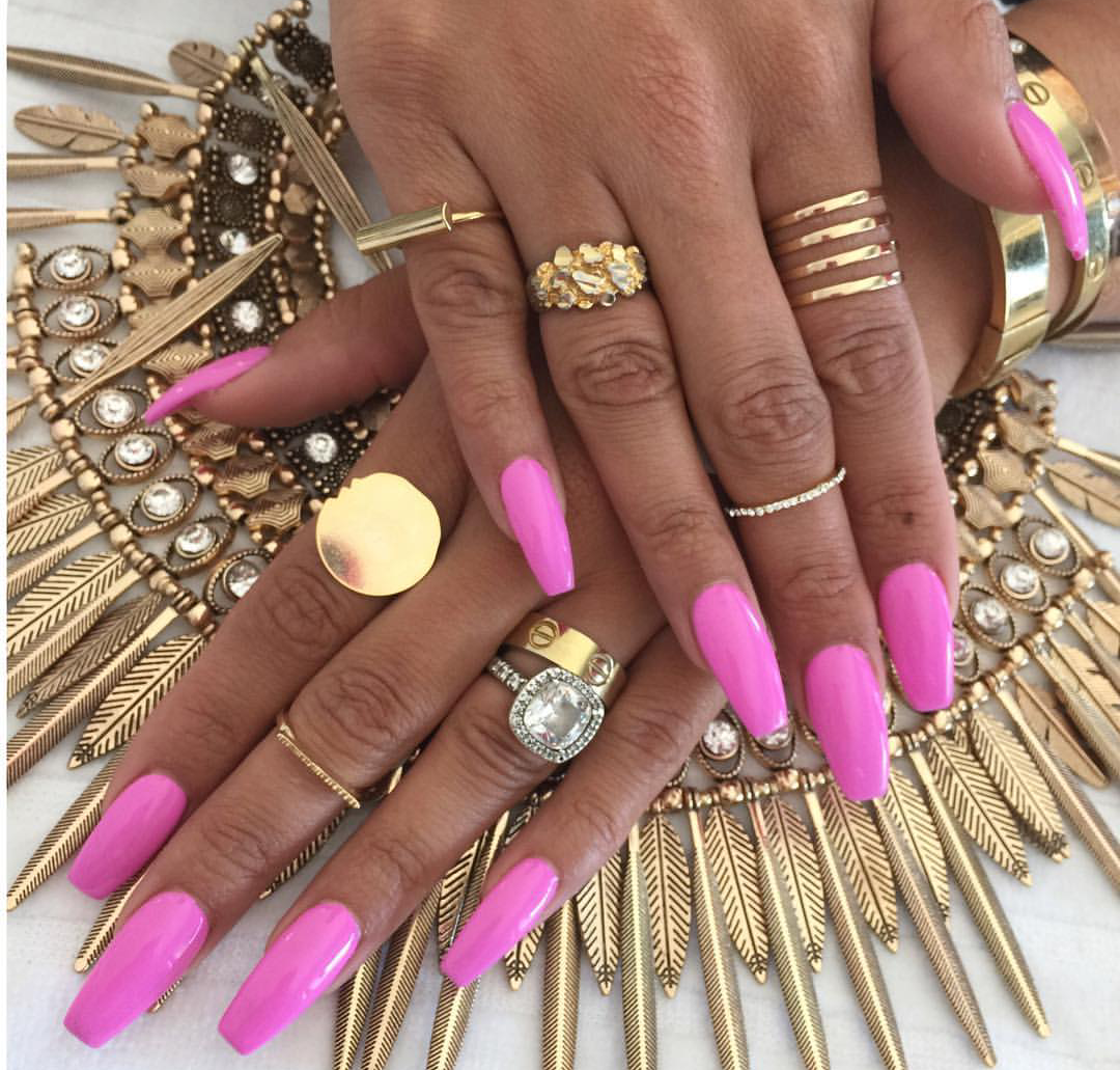 Ногти розовый с золотым. Маникюр розовый с золотом. Ногти розовые с золотом. Розово золотые ногти. Яркий маникюр розовый с золотом.