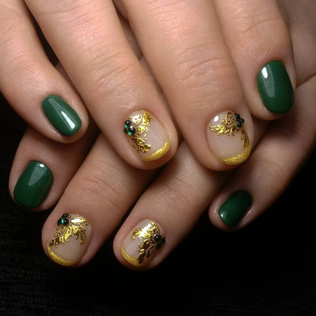 Зелено золотые ногти. Маникюр зеленый с золотом. Ногти зелёные с золотом. Маникюр темно-зеленый с золотом. Салатовый маникюр с золо.