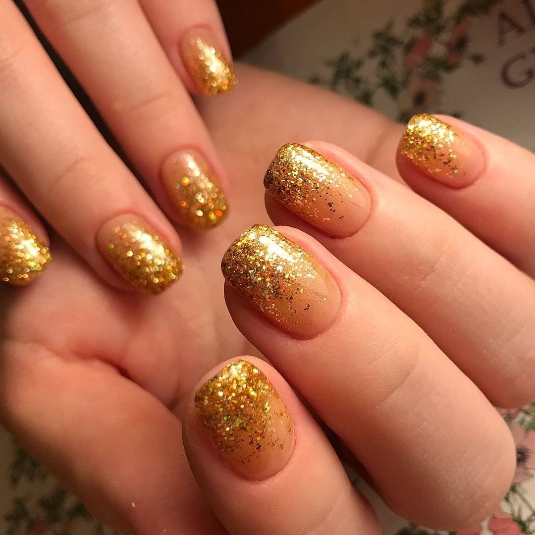 Дизайн ногтей золотом цвете. Золотой маникюр. Ногти золотистые. Золотой маникюр на короткие ногти. Ногти с золотыми блестками.