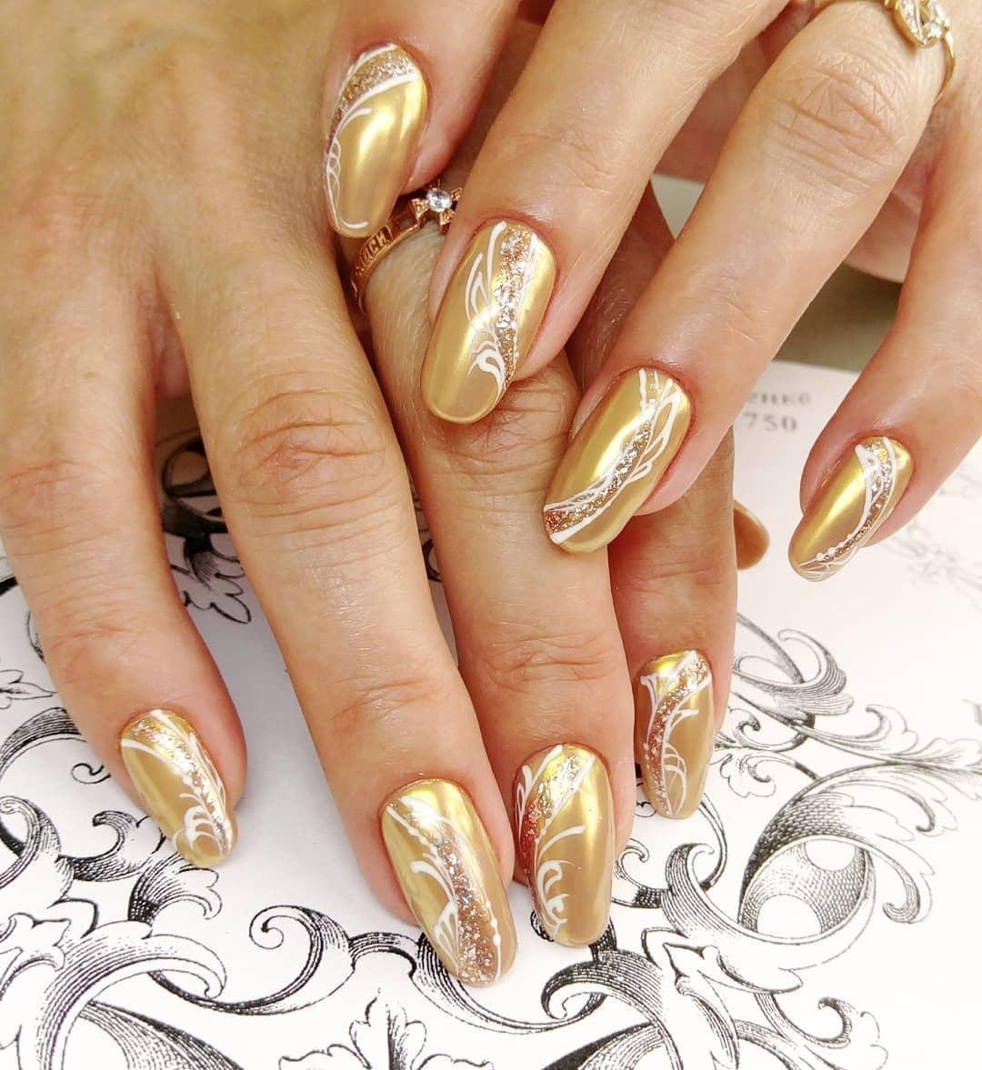 Ногти золотые новинки. Золотые ногти. Красивый маникюр с золотом. Ногти золотистые. Красивый френч с золотом.