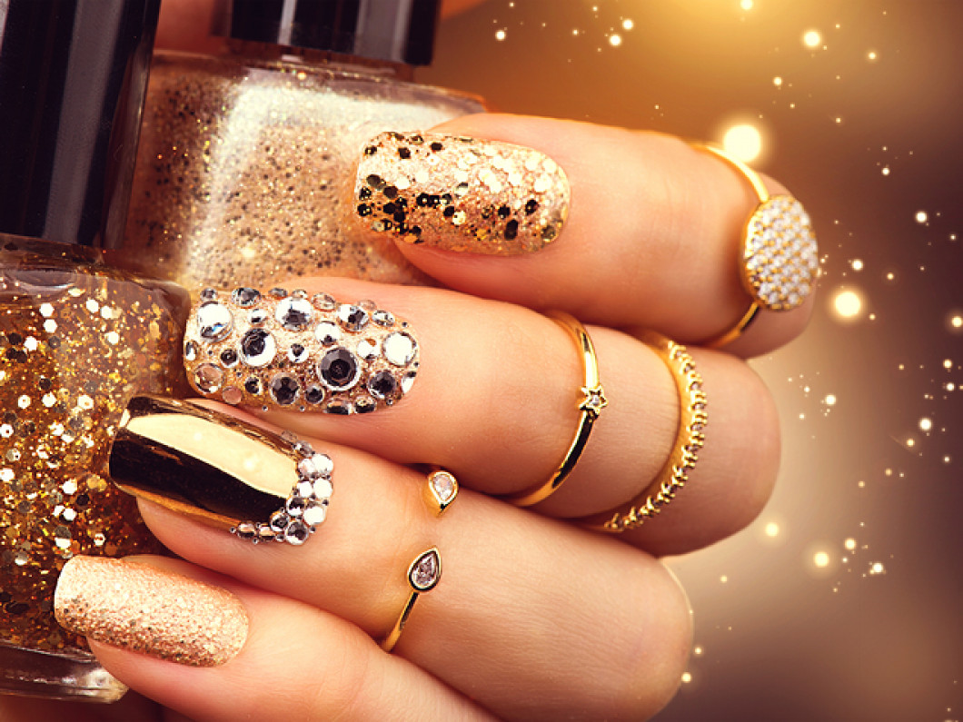 Дизайн ногтей золотом цвете. Ногти золотистые. Красивый маникюр с золотом. Маникюр в золотистых тонах. Красивый маникюр черный с золотом.