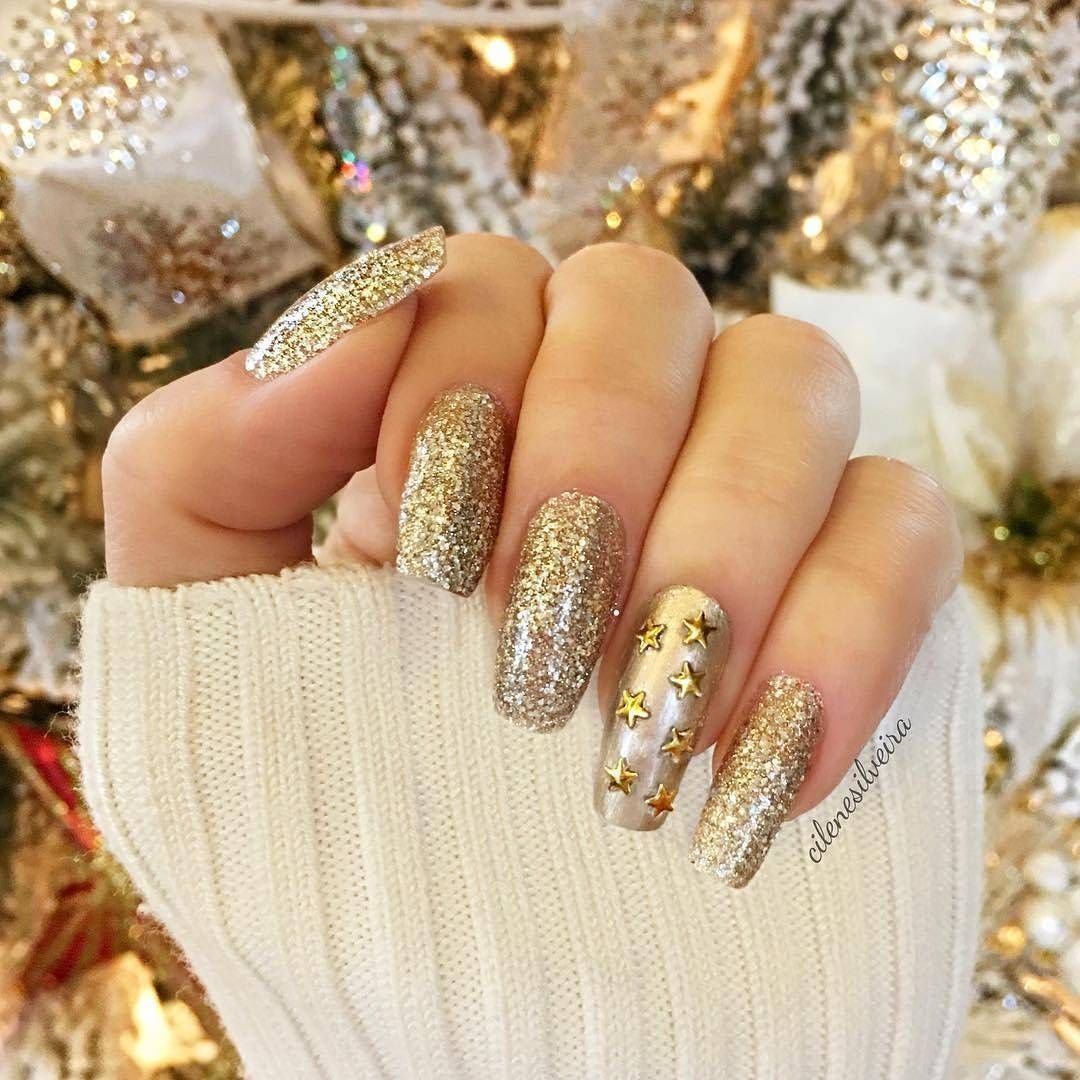 Дизайн ногтей белый золотой. Ногти новогодние золотые. Ногти с золотыми блестками. Ногти новогодние золотистые. Красивый маникюр с блестками.