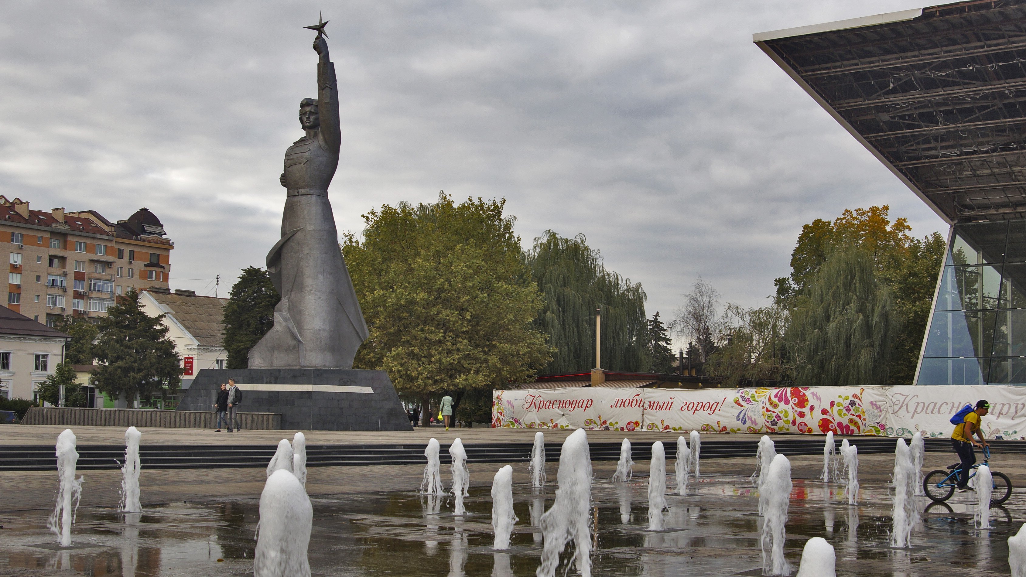 Avrora deis. Луганск памятник на Авроре.