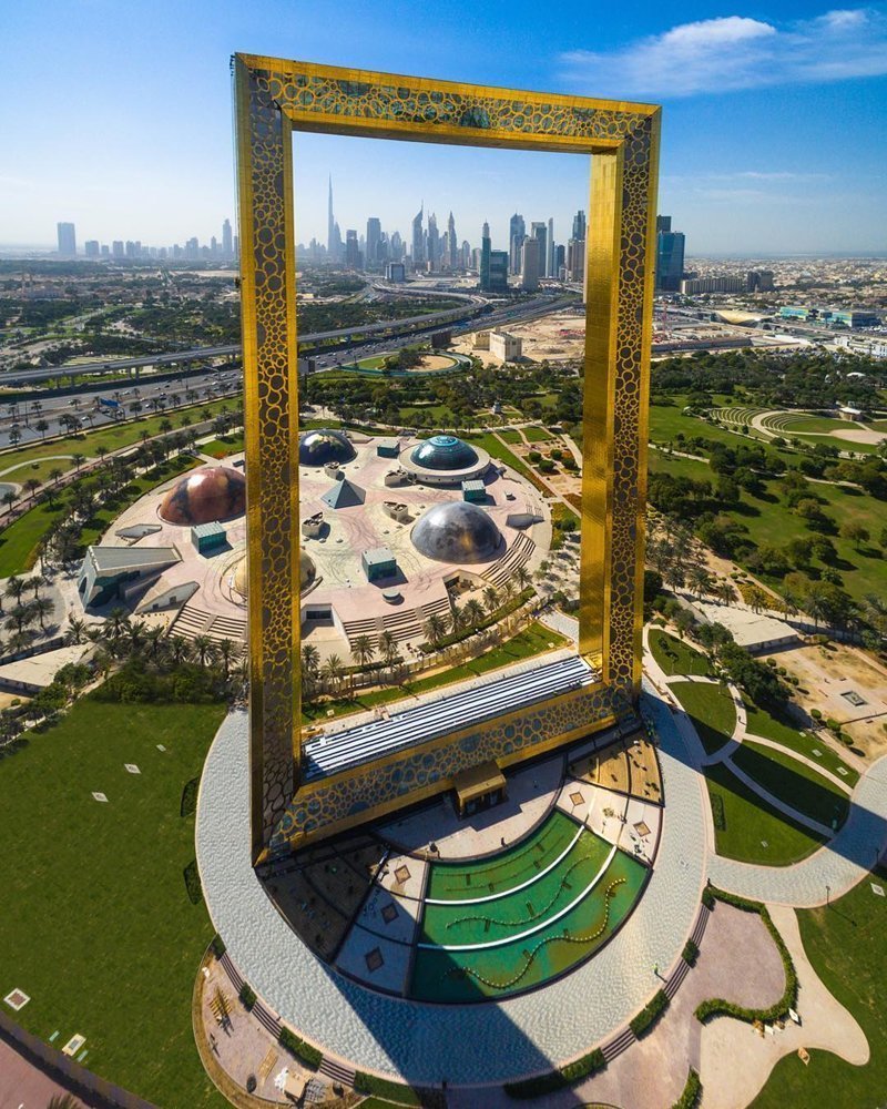 Дубай golden. Золотая арка Дубай. Дубай Фраме. Золотая рама в Дубае. "Дубайская рама", Дубай.