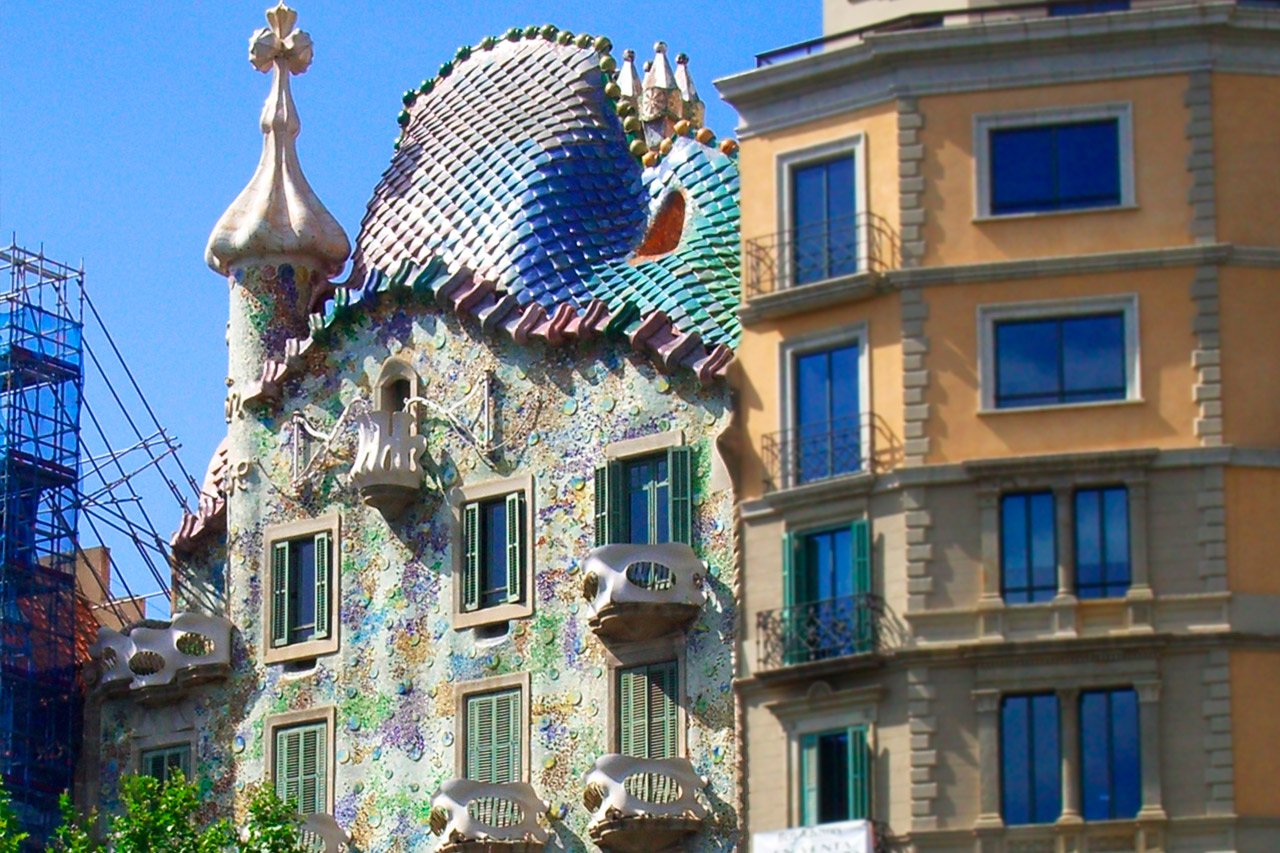 Творения гауди. Дворец Гауди в Барселоне. Дворец Гуэль Антонио Гауди. Улица Гауди Барселона. Дворец Гуэль архитектура Барселоны.